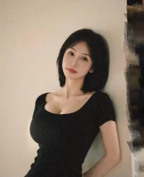 短发巨乳骚妹